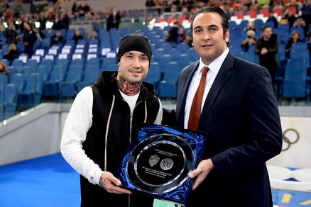 Roma, Nainggolan premiato: 100 presenze con la maglia giallorossa