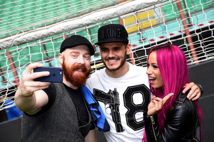 Serie A Inter, Icardi che selfie con Sheamus e Sasha Banks a San Siro