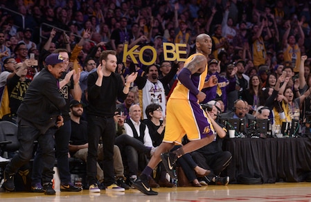 Basket, Kobe Bryant dà l'addio alla NBA: 60 punti, emozione, lacrime per una leggenda vivente