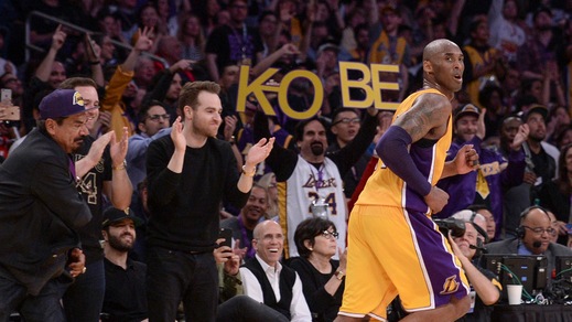 Basket, Kobe Bryant dà l'addio alla NBA: 60 punti, emozione, lacrime per una leggenda vivente
