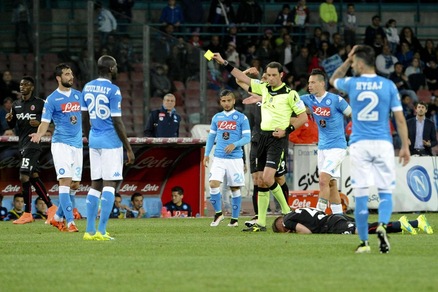 Moviola Napoli-Bologna: Constant su Callejon, il contatto è da rigore