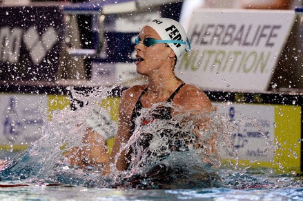 Nuoto, Pellegrini show nei 100 sl agli Assoluti di Riccione: «Dedico la vittoria a mia zia»