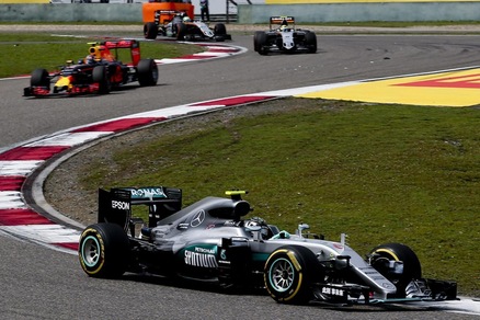 F1 Mercedes, Rosberg: «La Ferrari è vicina»