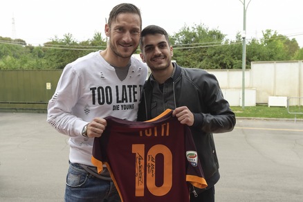 Roma, il tifoso in lacrime per Totti incontra il suo idolo