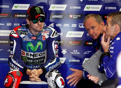 MotoGp, Lorenzo: «Rossi ha fatto un grande giro»