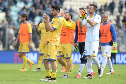 Frosinone, l'abbraccio dei tifosi alla squadra dopo la sconfitta