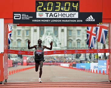 Atletica: Maratona di Londra, Kipchoge vince e sfiora il record