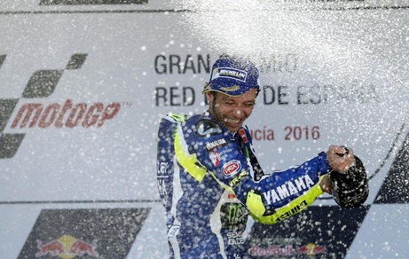 MotoGp, Valentino Rossi scatenato sul podio a Jerez