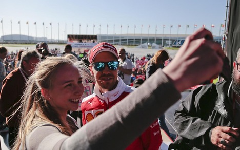 F1 Ferrari, Vettel si dedica ai fans: quanti selfie e autografi a Sochi!