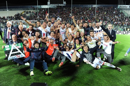 Il Crotone va in Serie A, che festa in campo!