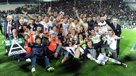 Il Crotone va in Serie A, che festa in campo!