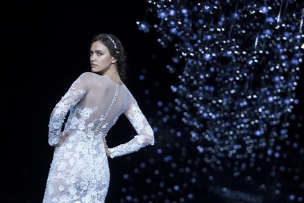 Irina Shayk, abito bianco e trasparenze, che incanto a Barcellona