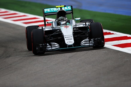 F1, Sochi: Pole Rosberg, Vettel 2° ma partirà 7°