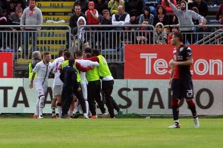 Serie B, Cagliari-Livorno 2-2: festa rimandata per la Serie A
