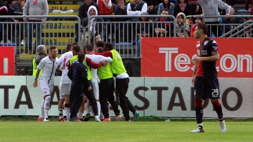 Serie B, Cagliari-Livorno 2-2: festa rimandata per la Serie A