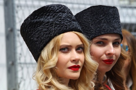 F1, a Sochi le grid girl con il colbacco