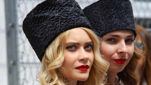 F1, a Sochi le grid girl con il colbacco