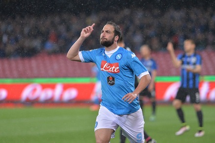 Serie A, Napoli-Atalanta 2-1: Higuain torna al San Paolo con una doppietta