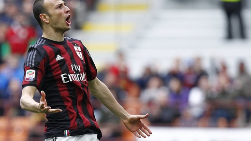 Serie A Milan, lesione Antonelli: stagione a rischio