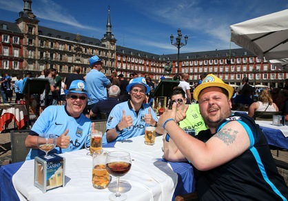 I tifosi del Manchester City a Madrid: che festa in Plaza Mayor!