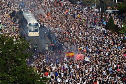 Real Madrid, delirio fuori al Bernabeu per l'arrivo dei giocatori