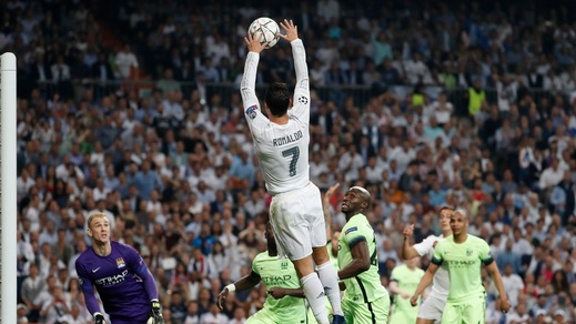 Calcio o pallamano? Ronaldo 'beccato' al Bernabeu