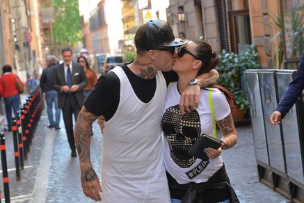 Nainggolan, shopping di compleanno con la moglie e la figlia