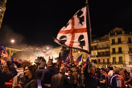 Cagliari, caroselli e festa per la promozione in A