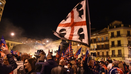 Cagliari, caroselli e festa per la promozione in A