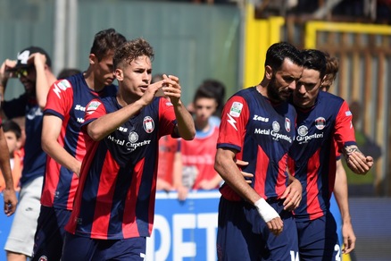 Serie B, Crotone-Latina 1-1: la festa prosegue allo Scida