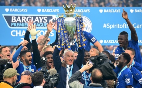 Ranieri nella storia, il Leicester alza la Coppa