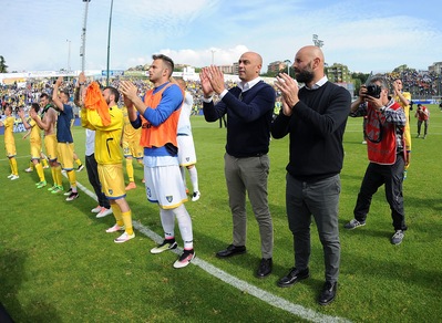 Quei tifosi del Frosinone che applaudono la squadra in B sono da Pallone d’Oro