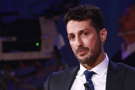 Fabrizio Corona torna in tv e scoppia il "giallo" degli zigomi