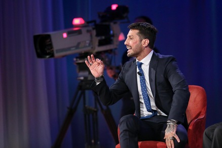 Fabrizio Corona al "Maurizio Costanzo Show", che lite con Cecchi Paone!