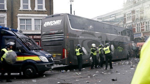Premier League, assalto al pullman dello United fuori lo stadio del West Ham. Ecco la reazione di Rooney e compagni