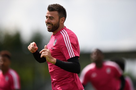 Juventus, per Barzagli sorrisi in allenamento dopo il rinnovo