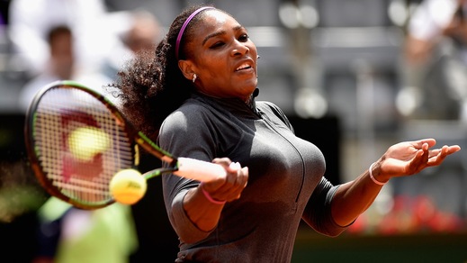 Follia Serena, assaggia il cibo del suo cane