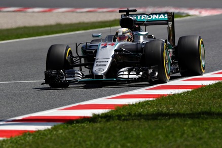 F1 Spagna: Hamilton in pole, terza fila Ferrari