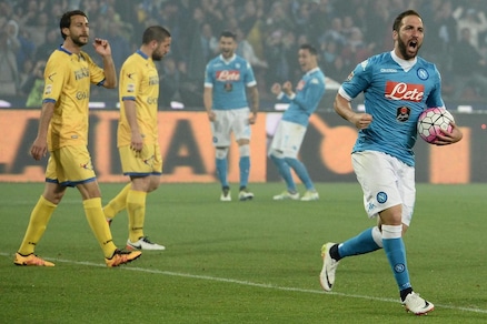 Serie A, Napoli-Frosinone 4-0: Higuain nella storia con 36 gol, azzurri in Champions