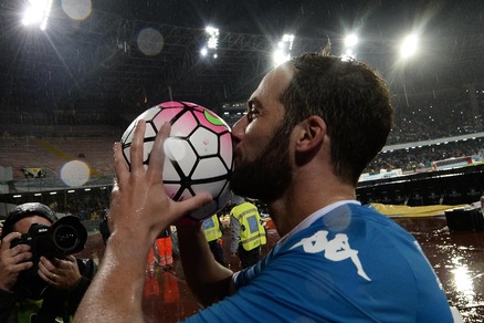 Napoli, due colpi per i tifosi e per...Higuain