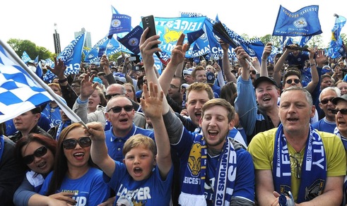Leicester, la città si tinge di blu per la sfilata dei campioni