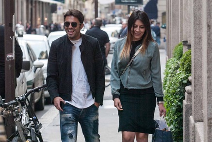 Eder sorridente fa shopping con la moglie a Milano