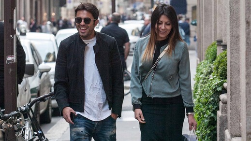 Eder sorridente fa shopping con la moglie a Milano