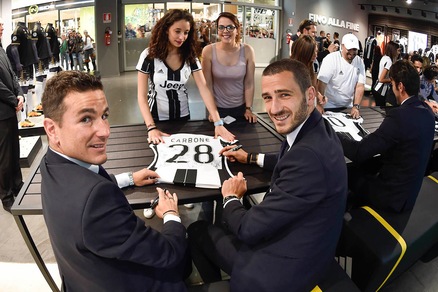 Juventus, Bonucci: niente Coverciano ma tanti selfie con i tifosi al JStore