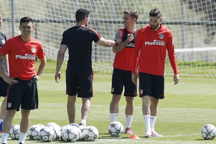 Atletico Madrid, Simeone scherza con Griezmann in allenamento