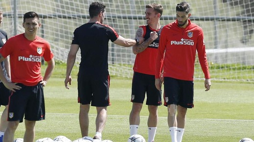 Atletico Madrid, Simeone scherza con Griezmann in allenamento