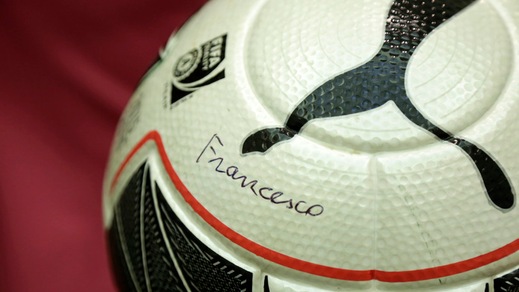 Serie B, Papa Francesco firma il pallone della Lega