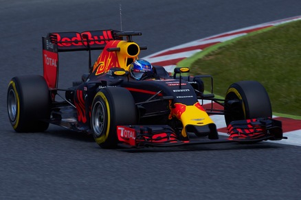F1, test Barcellona: Verstappen chiude al comando