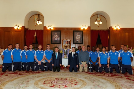 Premier League, Ranieri e il Leicester accolti da eroi a Bangkok