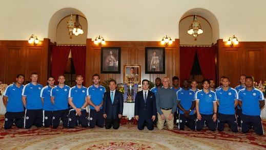 Premier League, Ranieri e il Leicester accolti da eroi a Bangkok